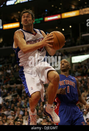 Nov 08, 2004; Los Angeles, CA, Stati Uniti d'America; Los Angeles Clippers' MARKO JARIC va per un colpo su pistoni di Detroit' BILLUPS ELENA durante il gioco Detroit pistoni' 99-96 ore di lavoro straordinario doppia vittoria sui Los Angeles Clippers a Staples Center. Foto Stock