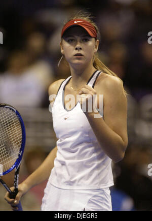 Nov 11, 2004; Los Angeles, CA, Stati Uniti d'America; MARIA SHARAPOVA della Russia reagisce dopo aver vinto il primo set di gioco contro Vera ZVONAREVA di Rusia durante il loro match di tennis al 2004 WTA Tour Championships Venerdì 11 Novembre 2004 presso lo Staples Center di Los Angeles, California. Foto Stock