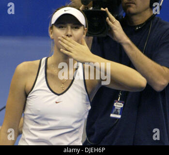 Nov 15, 2004; Los Angeles, CA, Stati Uniti d'America; la Russia MARIA SHARAPOVA festeggia dopo la sconfitta di Serena Williams, 4-6, 6-2, 6-4, dopo il gioco finale del WTA Tour Championships alla Staples Center a Los Angeles Foto Stock