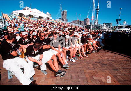 Mar 30, 2003 - Auckland, Nuova Zelanda - concorrenti di partecipare nel 2003 Coppa America di vela concorso gara tra Team NZ e Alinghi svoltasi a Auckland, Nuova Zelanda Janurary-March 2003. (Credito Immagine: © Rafael Ben-Ari/camaleonti occhio/ZUMA Premere) Restrizioni: data esatta sconosciuto! Foto Stock