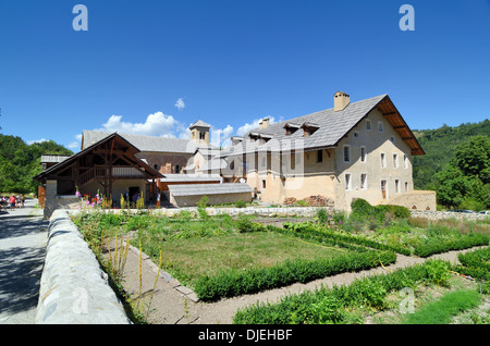 Giardino monastico dell'Abbazia di Boscodon o Abbazia Notre-Dame de Boscodon Monastero benedettino vicino Crots Embrun Hautes-Alpes o Hautes Alps France Foto Stock