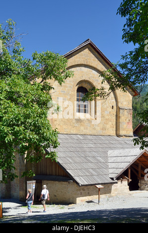 Turisti all'Abbazia di Boscodon o Abbaye Notre-Dame de Boscodon Monastero benedettino vicino Crots Embrun Hautes-Alpes o Haute Alps France Foto Stock