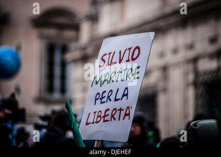 Roma, Italia. 27 Nov, 2013. Il Senato italiano voti per espellere l ex Primo Ministro Silvio Berlusconi dal parlamento oltre la sua convinzione per la frode fiscale. In foto: persone in supporti di Silvio Berlusconi.Foto: Gargini Paolo/NurPhoto Credito: Gargini Paolo/NurPhoto/ZUMAPRESS.com/Alamy Live News Foto Stock