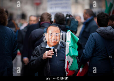 Roma, Italia. 27 Nov, 2013. Il Senato italiano voti per espellere l ex Primo Ministro Silvio Berlusconi dal parlamento oltre la sua convinzione per la frode fiscale. Nella foto: il dimostratore con Berlusconi mask.Foto: Gargini Paolo/NurPhoto Credito: Gargini Paolo/NurPhoto/ZUMAPRESS.com/Alamy Live News Foto Stock