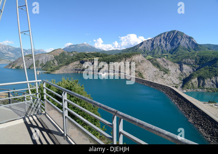 Piattaforma Di Osservazione O Punto Di Vista Che Si Affaccia Lac De Serre-Ponçon O Lago Serre Poncon, Barrage Serbatoio E Diga Hautes-Alpes O Hautes Alpi Francia Foto Stock