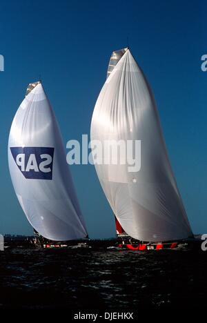 Mar 30, 2003 - Auckland, Nuova Zelanda - concorrenti di partecipare nel 2003 Coppa America di vela concorso gara tra Team NZ e Alinghi svoltasi a Auckland, Nuova Zelanda Janurary-March 2003. (Credito Immagine: © Rafael Ben-Ari/camaleonti occhio/ZUMA Premere) Restrizioni: data esatta sconosciuto! Foto Stock