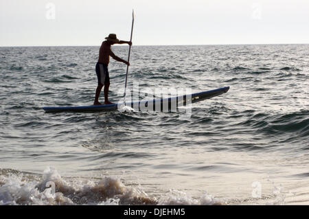 Mar 30, 2003 - Auckland, Nuova Zelanda - un uomo su uno stand up paddleboard durante la Coppa America di vela concorso gara tra Team NZ e Alinghi, svoltasi a Auckland, Nuova Zelanda, Janurary -Marzo 2003. (Credito Immagine: © Rafael Ben-Ari/camaleonti occhio/ZUMA Press) Foto Stock