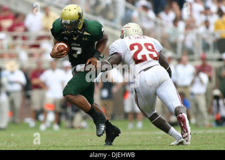 Gen 13, 2004 - Tallahassee, Florida, Stati Uniti - 26 Settembre 2009: South Florida quarterback BJ Daniels (7) rompe libera di Florida State linebacker Kendall Smith (29) affrontare durante il primo trimestre. L'Università della Florida del Sud tori ha vinto 17-7 in questo gioco di mezzogiorno a Doak S. Campbell Stadium di Tallahassee, FL. (Credito Immagine: © Southcreek globale/ZUMApress.com) Foto Stock