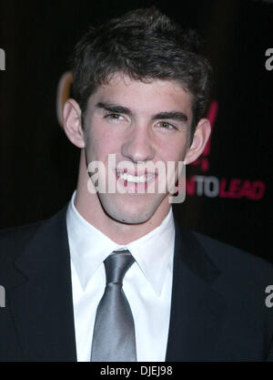 Nov 15, 2004; New York, NY, STATI UNITI D'AMERICA; nuotatore olimpico Michael Phelps al COSMOGIRL quinto annuale "Nato per condurre' Awards tenutosi a Gotham City Hall. Foto Stock