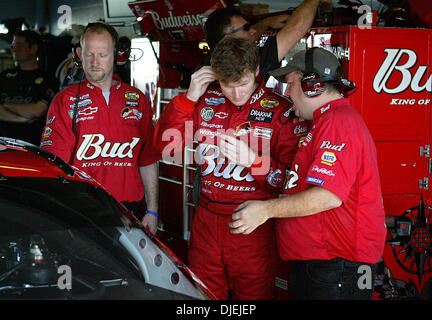 Nov 20, 2004; Homestead, FL, Stati Uniti d'America; Dale Earnhardt Jr colloqui con il suo equipaggio buca mentre si prepara a entrare nella sua auto e prendere il via sabato mattina a Miami-Homestead Speedway di pratica per domenica la NASCAR Nextel Cup Series Ford 400. Foto Stock