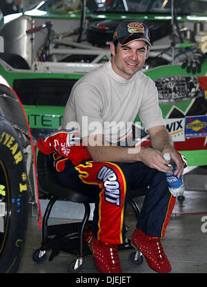 Nov 20, 2004; Homestead, FL, Stati Uniti d'America; dopo la prova di guida il suo #24 auto intorno il via sabato durante la pratica per domenica la NASCAR Nextel Ford Serie 400, racing star Jeff Gordon si blocca in garage durante il suo pit crew membri lavorano per sintonizzare al meglio la sua vettura per la gara di domenica. Foto Stock