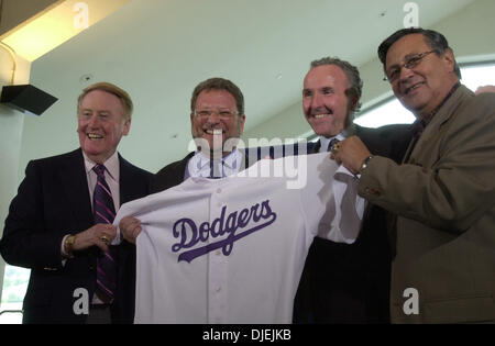 Nov 22, 2004; Los Angeles, CA, Stati Uniti d'America; Los Angeles Dodgers patron Frank McCOURT (seconda R) introduce Emmy Award-winning emittente CHARLEY STEINER (2 L), un ex ESPN ancoraggio/reporter e New York Yankees emittente, come il team della nuovissima emittente sia per la televisione e la radio, in conferenza stampa presso il Los Angeles Dodgers club. Foto Stock