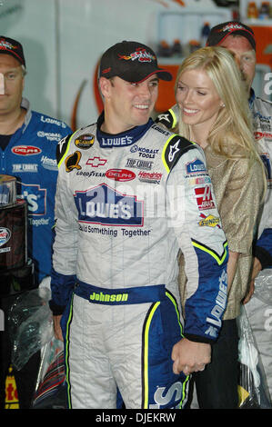 Settembre 08, 2007 - Richmond, VA, Stati Uniti d'America - Jimmie Johnson celebra la vittoria con la sua moglie in corsia di vittoria alla NASCAR gara 400 al Circuito Internazionale di Richmond a Richmond, VA. (Credito Immagine: © Tina Fultz/ZUMA Press) Foto Stock