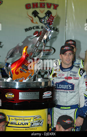 Settembre 08, 2007 - Richmond, VA, Stati Uniti d'America - Jimmie Johnson, con il suo trofeo, celebra la vittoria con la sua moglie in corsia di vittoria alla NASCAR gara 400 al Circuito Internazionale di Richmond a Richmond, VA. (Credito Immagine: © Tina Fultz/ZUMA Press) Foto Stock