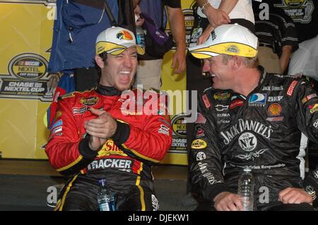 Settembre 08, 2007 - Richmond, VA, Stati Uniti d'America - Martin Truex Jr. E CLINT BOWYER al Nascar Chevy Rock and Roll 400 gara al Circuito Internazionale di Richmond. Una speciale post gara si è tenuta la cerimonia per presentare il top 12 piloti che parteciperanno in Nextel Cup Championship. (Credito Immagine: © Tina Fultz/ZUMA Press) Foto Stock