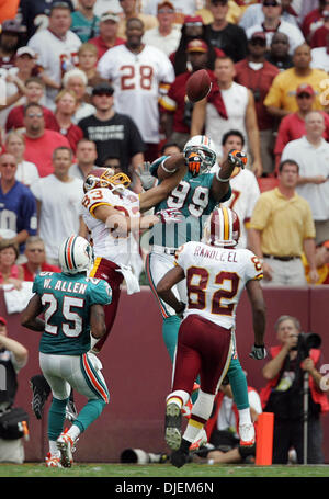 Sep 09, 2007 - Landover, MD, Stati Uniti d'America - Delfini Jason Taylor pipistrelli un "Ave Maria" passare alla fine del regolamento nelle mani dei Redskins Antwaan Randle El. (Credito Immagine: © Allen Eyestone/Palm Beach post/ZUMA Premere) Restrizioni: USA diritti tabloid fuori! Foto Stock