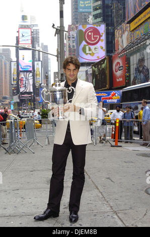 Sep 10, 2007 - Manhattan, NY, STATI UNITI D'AMERICA - STATI UNITI Aprire uomini champion Roger Federer, della Svizzera, fa la sua comparsa in Times Square per una foto op. (Credito Immagine: © Bryan Smith/ZUMA Premere) Restrizioni: New York City Paper diritti! Foto Stock