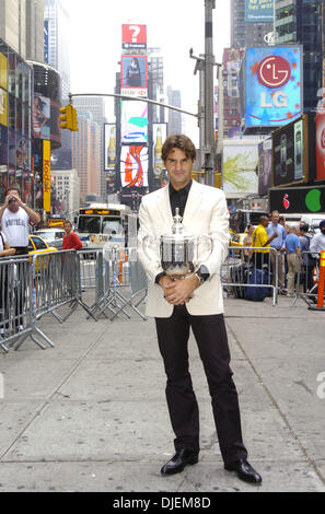 Sep 10, 2007 - Manhattan, NY, STATI UNITI D'AMERICA - STATI UNITI Aprire uomini champion Roger Federer, della Svizzera, fa la sua comparsa in Times Square per una foto op. (Credito Immagine: © Bryan Smith/ZUMA Premere) Restrizioni: New York City Paper diritti! Foto Stock