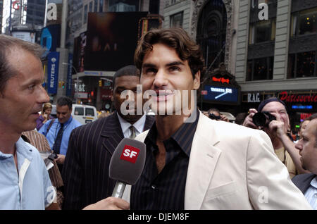 Sep 10, 2007 - Manhattan, NY, STATI UNITI D'AMERICA - STATI UNITI Aprire uomini champion Roger Federer, della Svizzera, fa la sua comparsa in Times Square per una foto op. (Credito Immagine: © Bryan Smith/ZUMA Premere) Restrizioni: New York City Paper diritti! Foto Stock