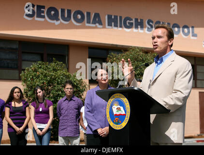 Il governatore della California Arnold Schwarzenegger parla di Sequoia High School di Redwood City, California; dove ha firmato la Teen conducente Saftey bill, giovedì 13 settembre, 2007. Il disegno di legge scritto dal senatore Joseph Simitian, XI distretto, proibire alle persone di età inferiore ai diciotto anni di utilizzare un telefono cellulare,pager,messaggistica di testo o dispositivo portatile mentre si guida, comprendente un ricevitore in dotazione Foto Stock