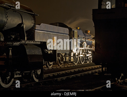 GWR re classe 4-6-0 conserve di locomotiva a vapore n. 6023 "King Edward II' su un capannone di notte Foto Stock