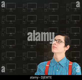 Nerd geek imprenditore, studente o insegnante con chalk rete di computer su sfondo blackboard Foto Stock