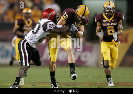 Settembre 15, 2007 - Tempe, AZ ..Chris McGaha #13 della Arizona State Sun Devils è taclked da Ray Bass #20 del San Diego State Aztecs presso Sun Devil Stadium di Tempe, Arizona. Max Simbron/CSM..Sun Devils sconfitto gli Aztechi 13-13 (credito Immagine: © Max Simbron/Cal Sport Media) Foto Stock