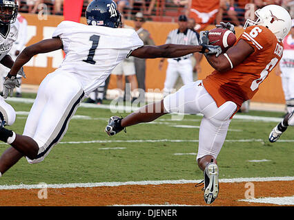 Sep 22, 2007 - Austin, TX, Stati Uniti d'America - NCAA Football: Texas Longhorns# 6 Quan Cosby ostacola il per il primo cliente su le braccia tese di riso defender #1 Gary Anderson Jr a Darrell Royal Texas Memorial Stadium. Il Texas Longhorns battere il riso 58-14. (Credito Immagine: © Delcia Lopez/San Antonio Express-News/ZUMA Premere) Restrizioni: noi Tabloid Sales OUT! SAN ANTONIO e SEATTLE NEWS PA Foto Stock