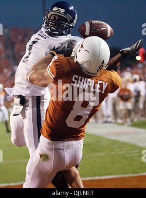 Sep 22, 2007 - Austin, TX, Stati Uniti d'America - NCAA Football: Riso gufi #1 Gary Anderson Jr., tenta invano di rompere un pass destinati al Texas #8 Jordan Shipley in endzone nel secondo trimestre di giocare a Darrell Royal Texas Memorial Stadium. Il Texas Longhorns battere il riso 58-14. (Credito Immagine: © Delcia Lopez/San Antonio Express-News/ZUMA Premere) Restrizioni: noi Tabloid Sales OUT! SAN ANTONIO Foto Stock