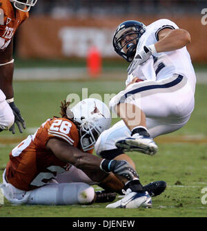 Sep 22, 2007 - Austin, TX, Stati Uniti d'America - NCAA Football: Texas Longhorns #26 Marcus Griffin caviglia affronta il riso gufi Chase Clemente nel secondo trimestre di giocare a Darrell Royal Texas Memorial Stadium. Il Texas Longhorns battere il riso 58-14. (Credito Immagine: © Delcia Lopez/San Antonio Express-News/ZUMA Premere) Restrizioni: noi Tabloid Sales OUT! SAN ANTONIO e SEATTLE GIORNALI fuori! Foto Stock