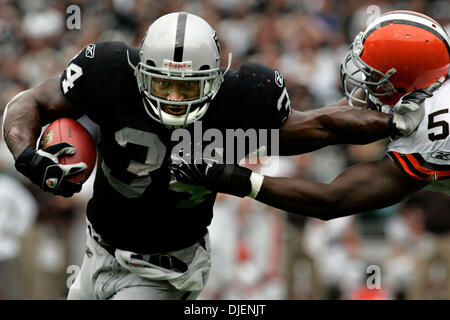 Domenica sept. 23, 2007 Oakland, CA. - Running back LaMont Giordano fends off Browns linebacker Chaun Thompson nel secondo trimestre..Jorgen Gulliksen/Register.Tutti i nomi cq. (Credito Immagine: © Napa Valley Register/ZUMApress.com) Foto Stock