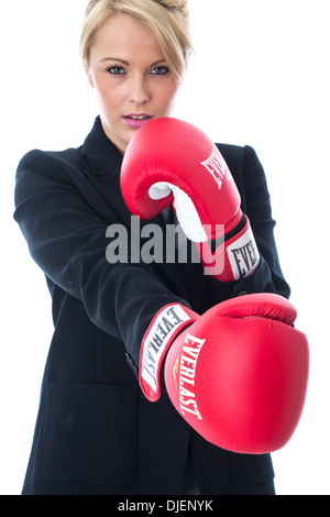 Modello rilasciato. young business donna che indossa guantoni da pugilato Foto Stock