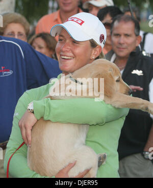 7 Ottobre 2007 - Blackhawk, CA, Stati Uniti d'America - giocatore di golf LPGA Suzann Pettersen dalla Norvegia festeggia conquistando la brama la droga sfida a Blackhawk Country Club in Blackhawk, California domenica 7 ottobre, 2007, dando il cane corso, Bogey, un grande abbraccio.(Immagine di credito: © Jay Solmonson/Contra Costa Times/ZUMA Press) Foto Stock