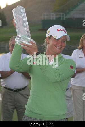 7 Ottobre 2007 - Blackhawk, CA, Stati Uniti d'America - giocatore di golf LPGA Suzann Pettersen, Norvegia, solleva il trofeo dopo aver vinto la brama la droga sfida a Blackhawk Country Club in Blackhawk, California, domenica 7 ottobre 2007. (Credito Immagine: © Jay Solmonson/Contra Costa Times/ZUMA Press) Foto Stock