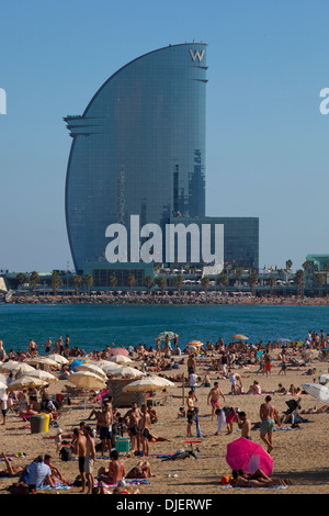 La gente a prendere il sole sulla spiaggia di Barcellona Foto Stock