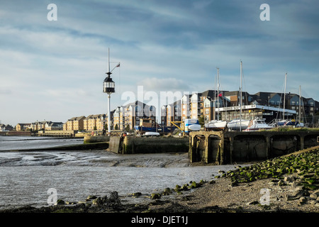 La Thurrock Yacht Club e blocchi di appartamenti sulle rive del fiume Tamigi a Grays Essex. Foto Stock