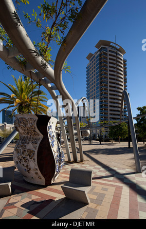 Strutture tubolari in Parc Diagonal Mar, Barcelona, Spagna Foto Stock