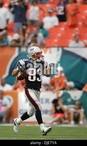 Oct 21, 2007 - Miami, Florida, Stati Uniti d'America - Patriots #83 WES WELKER festeggia dopo il suo secondo touchdown fermo contro la sua ex squadra. (Credito Immagine: © Allen Eyestone/Palm Beach post/ZUMA Premere) Restrizioni: USA diritti tabloid fuori! Foto Stock