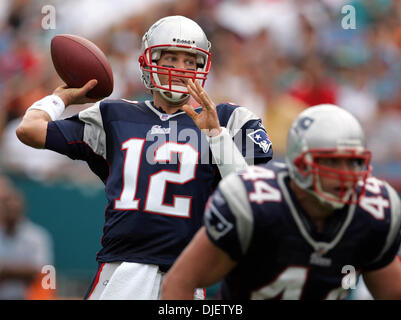 Oct 21, 2007 - Miami, Florida, Stati Uniti d'America - Patriots quarterback Tom Brady scende di nuovo a passare contro i delfini come HEATH EVANS fornisce la protezione. (Credito Immagine: © Allen Eyestone/Palm Beach post/ZUMA Premere) Restrizioni: USA diritti tabloid fuori! Foto Stock