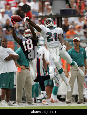 Oct 21, 2007 - Miami, Florida, Stati Uniti d'America - delfini #21 ANDRE GOODMAN suggerimenti a passare lontano da patrioti ampia ricevitore #18 DONTE STALLWORTH. (Credito Immagine: © Allen Eyestone/Palm Beach post/ZUMA Premere) Restrizioni: USA diritti tabloid fuori! Foto Stock