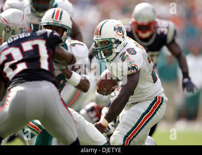 Oct 21, 2007 - Miami, Florida, Stati Uniti d'America - Delfini runningback JESSE CHATMAN guarda per camera a correre contro la Patroits. (Credito Immagine: © Allen Eyestone/Palm Beach post/ZUMA Premere) Restrizioni: USA diritti tabloid fuori! Foto Stock