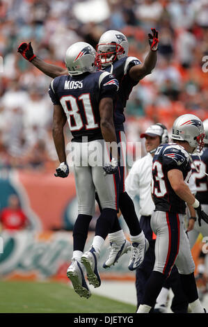 Oct 21, 2007 - Miami, Florida, Stati Uniti d'America - Patriots RANDY MOSS urti cassapanche con DONTE STALLWORTH dopo la cattura di un touchdown nel secondo trimestre. (Credito Immagine: © Allen Eyestone/Palm Beach post/ZUMA Premere) Restrizioni: USA diritti tabloid fuori! Foto Stock