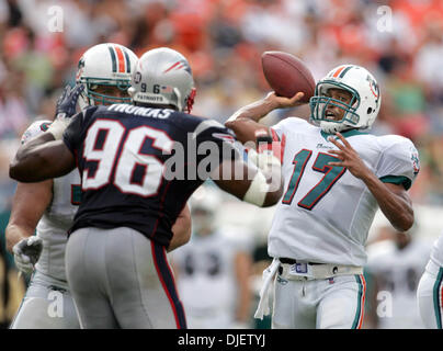 Oct 21, 2007 - Miami, Florida, Stati Uniti d'America - Delfini quarterback CLEO LEMON guarda downfield durante la partita contro i patrioti. (Credito Immagine: © Allen Eyestone/Palm Beach post/ZUMA Premere) Restrizioni: USA diritti tabloid fuori! Foto Stock