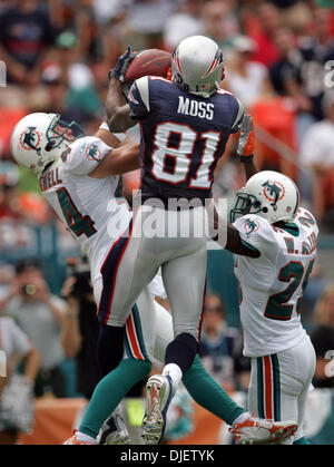 Oct 21, 2007 - Miami, Florida, Stati Uniti d'America - Patriots WR RANDY MOSS catture il suo primo touchdown su delfini #44 CAMERON WORRELL e #25 sarà Allen. (Credito Immagine: © Allen Eyestone/Palm Beach post/ZUMA Premere) Restrizioni: USA diritti tabloid fuori! Foto Stock