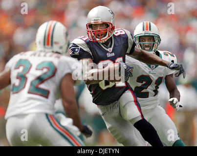 Oct 21, 2007 - Miami, Florida, Stati Uniti d'America - Patriots RANDY MOSS gruppi difensori JASON ALLEN E ANDRE GOODMAN dopo un ricevimento. (Credito Immagine: © Allen Eyestone/Palm Beach post/ZUMA Premere) Restrizioni: USA diritti tabloid fuori! Foto Stock