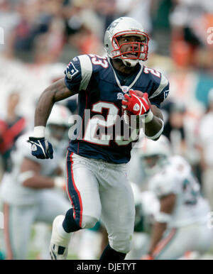 Oct 21, 2007 - Miami, Florida, Stati Uniti d'America - Patriots kick returner WILLIE ANDREWS corre per il fine-zona durante la sua esecuzione di touchdown nel secondo trimestre. (Credito Immagine: © Carl Kiilsgaard/Palm Beach post/ZUMA Premere) Restrizioni: USA diritti tabloid fuori! Foto Stock