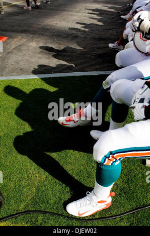 Oct 21, 2007 - Miami, Florida, Stati Uniti d'America - i delfini linea di attacco si siedono sul collaterale durante la fine della partita contro i patrioti. (Credito Immagine: © Carl Kiilsgaard/Palm Beach post/ZUMA Premere) Restrizioni: USA diritti tabloid fuori! Foto Stock