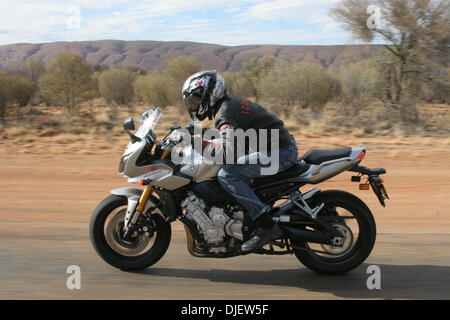 Oct 25, 2007 - Alice Springs, NT, Australia - motociclo di equitazione in outback città di Alice Springs. (Credito Immagine: © Marianna giorno Massey/ZUMA Press) Foto Stock