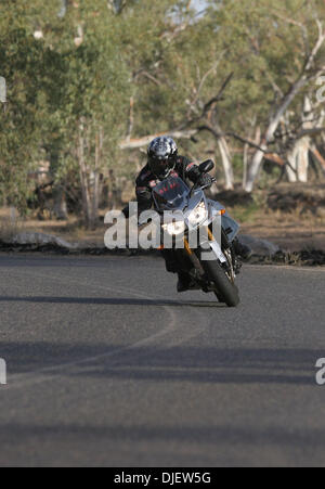 Oct 25, 2007 - Alice Springs, NT, Australia - motociclo di equitazione in outback città di Alice Springs. (Credito Immagine: © Marianna giorno Massey/ZUMA Press) Foto Stock