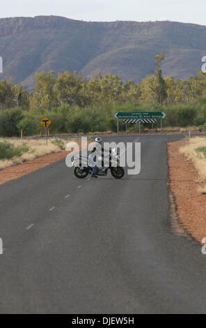 Oct 25, 2007 - Alice Springs, NT, Australia - motociclo di equitazione in outback città di Alice Springs. (Credito Immagine: © Marianna giorno Massey/ZUMA Press) Foto Stock